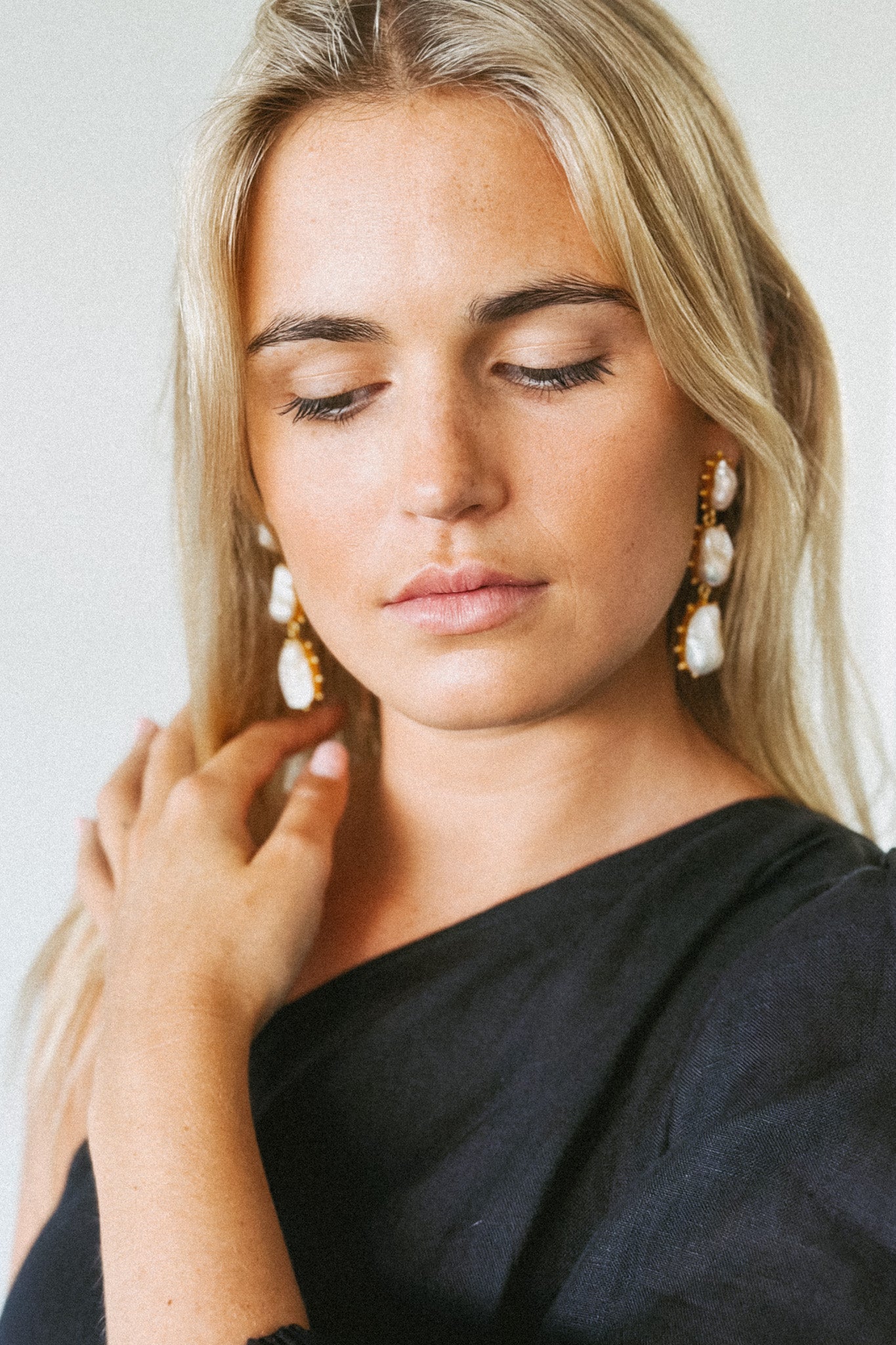 CAPRICE PEARL EARRINGS GOLD