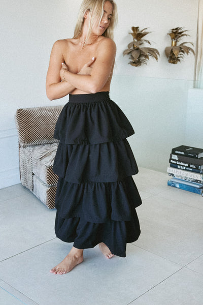 LA DAME BLACK PINSTRIPE SIGNATURE RUFFLE SKIRT