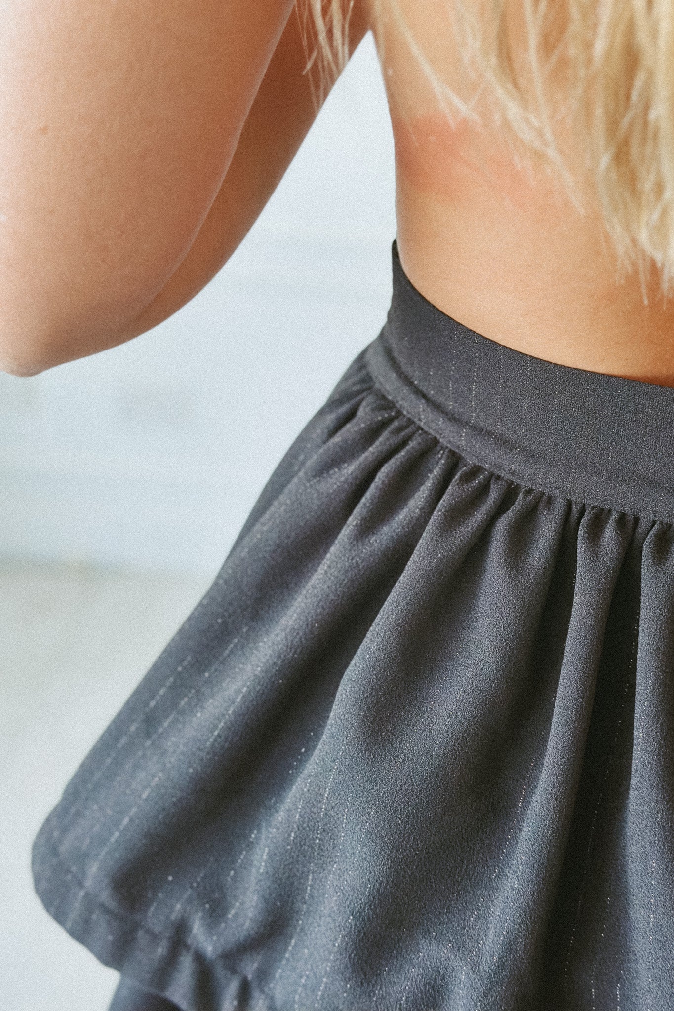 LA DAME BLACK PINSTRIPE SIGNATURE RUFFLE SKIRT