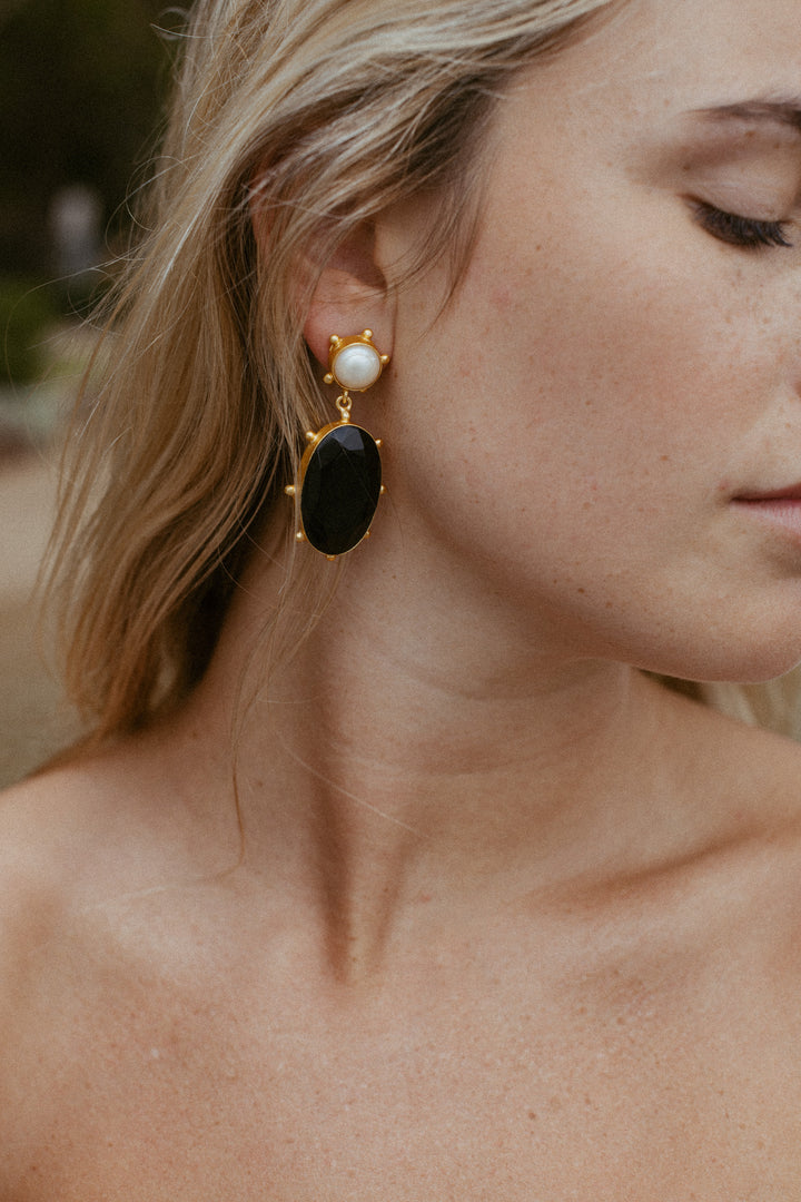 CARRA EARRINGS PEARL WITH BLACK ONYX