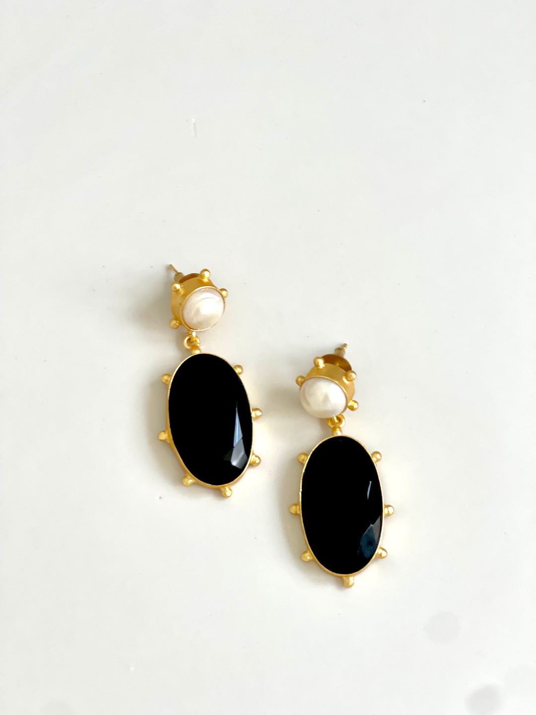 CARRA EARRINGS PEARL WITH BLACK ONYX