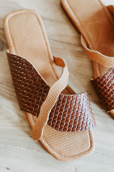 SAMPLE LEATHER SLIDES SIZE 7